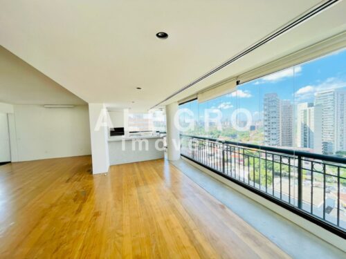Apartamento 215m², todo reformado, em rua calma e arborizada, próximo ao Metrô V. Madalena.