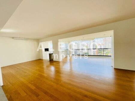 Apartamento 215m², todo reformado, em rua calma e arborizada, próximo ao Metrô V. Madalena.
