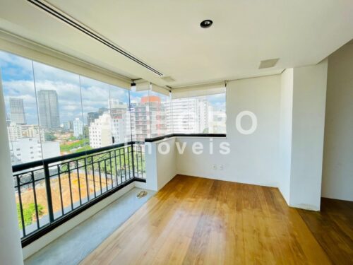 Apartamento 215m², todo reformado, em rua calma e arborizada, próximo ao Metrô V. Madalena.