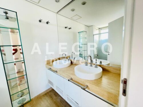 Apartamento 215m², todo reformado, em rua calma e arborizada, próximo ao Metrô V. Madalena.