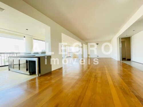 Apartamento 215m², todo reformado, em rua calma e arborizada, próximo ao Metrô V. Madalena.