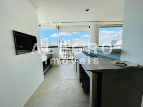 Apartamento 215m², todo reformado, em rua calma e arborizada, próximo ao Metrô V. Madalena.
