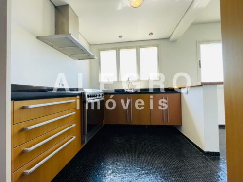 Apartamento 215m², todo reformado, em rua calma e arborizada, próximo ao Metrô V. Madalena.