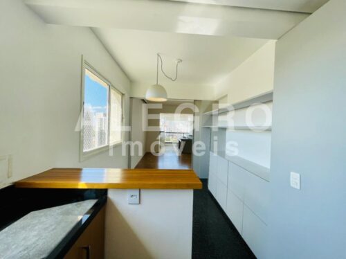 Apartamento 215m², todo reformado, em rua calma e arborizada, próximo ao Metrô V. Madalena.