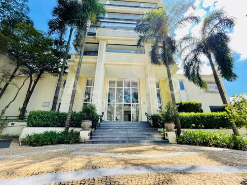 Apartamento 215m², todo reformado, em rua calma e arborizada, próximo ao Metrô V. Madalena.
