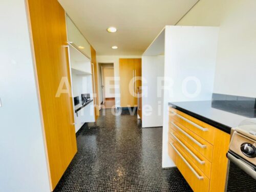 Apartamento 215m², todo reformado, em rua calma e arborizada, próximo ao Metrô V. Madalena.
