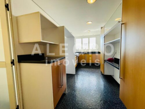 Apartamento 215m², todo reformado, em rua calma e arborizada, próximo ao Metrô V. Madalena.