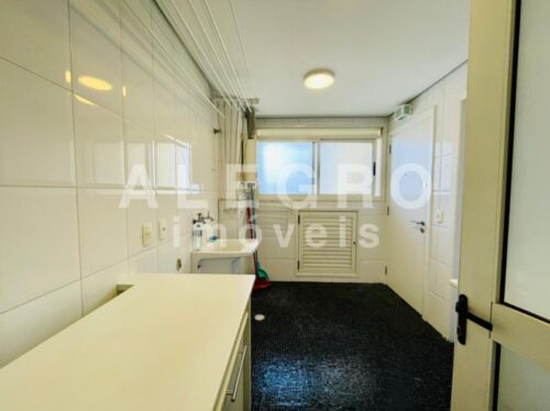 Apartamento 215m², todo reformado, em rua calma e arborizada, próximo ao Metrô V. Madalena.