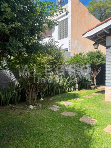 Excelente Sobrado, com árvores frutíferas. Bem estar no Alto de Pinheiros