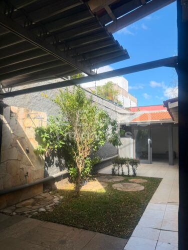 Excelente Sobrado, com árvores frutíferas. Bem estar no Alto de Pinheiros