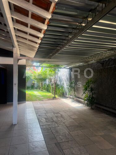 Excelente Sobrado, com árvores frutíferas. Bem estar no Alto de Pinheiros