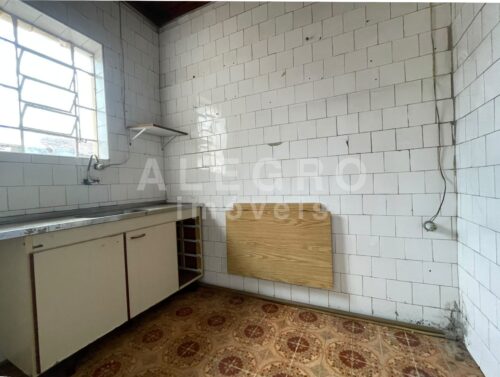 Charmosa casa para deixar do seu jeito, pertinho do metrô.