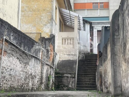 Charmosa casa para deixar do seu jeito, pertinho do metrô.