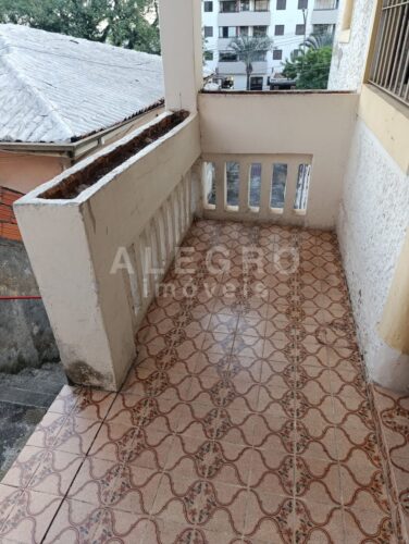 Charmosa casa para deixar do seu jeito, pertinho do metrô.
