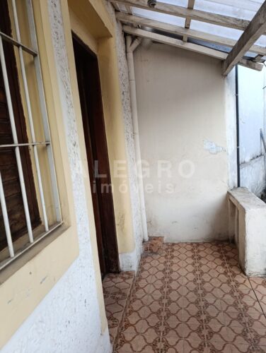 Charmosa casa para deixar do seu jeito, pertinho do metrô.