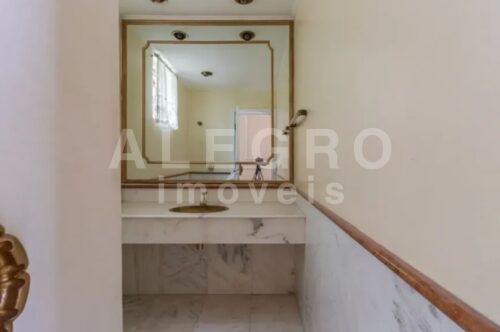 Bela casa de esquina para venda ou locação no Pacaembu – 480m²