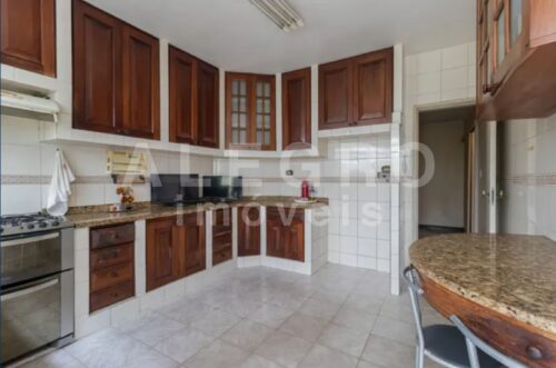 Bela casa de esquina para venda ou locação no Pacaembu – 480m²