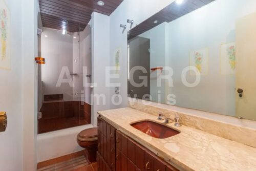 Bela casa de esquina para venda ou locação no Pacaembu – 480m²