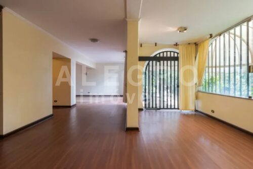 Bela casa de esquina para venda ou locação no Pacaembu – 480m²